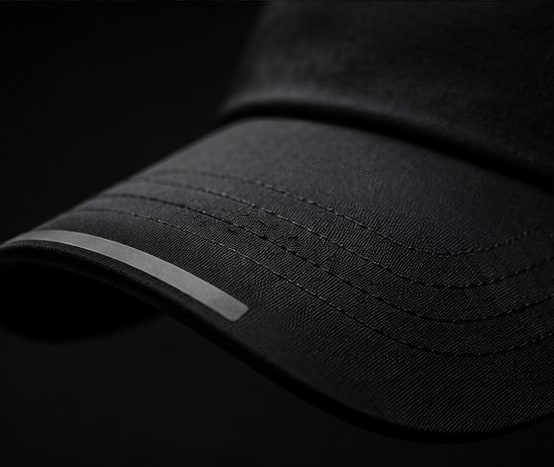 Banda reflectiva sobre la visera de la PACE Running Cap.