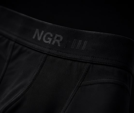 Cintura PACE con logo NGR en tono sobre tono.