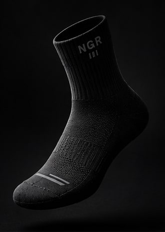PACE Performance Sock negra con refuerzos tejidos y detalle reflectivo.