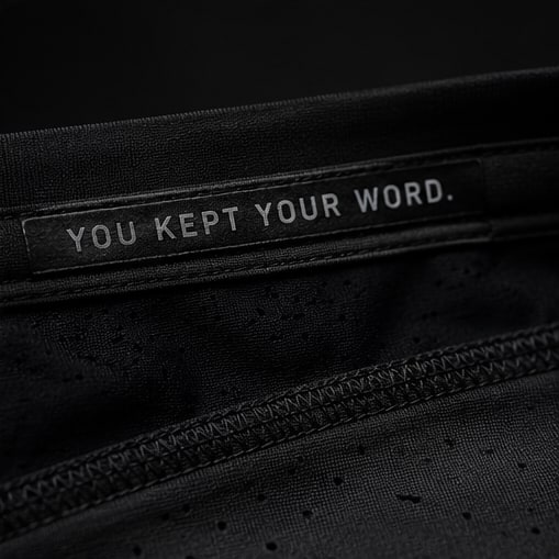Mensaje oculto “YOU KEPT YOUR WORD.” impreso dentro del dobladillo de la PACE Tee.